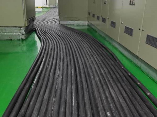 泉山如何根据理论计算公式计算温度对特定电压测量结果的影响？